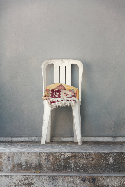 一张用过的塑料椅子的静物照片图片下载