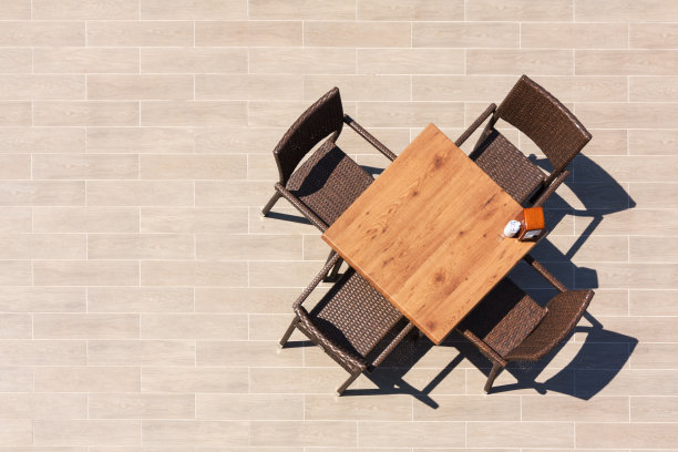 正上方空着椅子和桌子图片下载