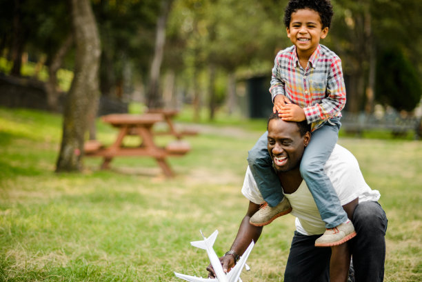 爸爸和儿子在公园玩图片下载