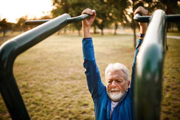 老人在公园锻炼身体。图片下载