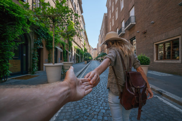 牵手漫步罗马街头，情侣浪漫瞬间图片下载