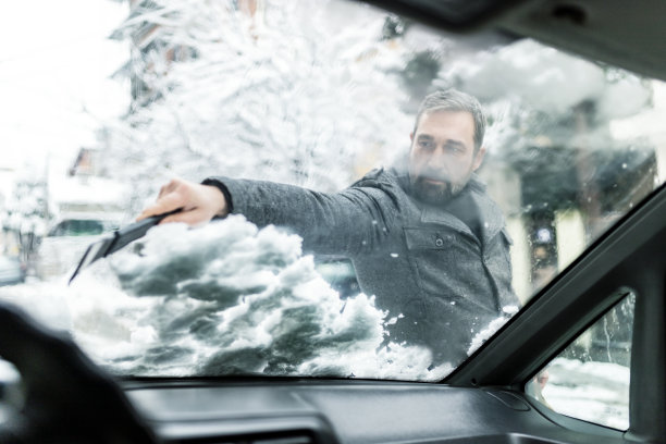 从车上清除雪的人图片下载