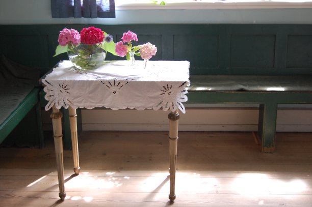 一张有桌布、阳光和旧板凳的旧桌子的浪漫照片。图片下载