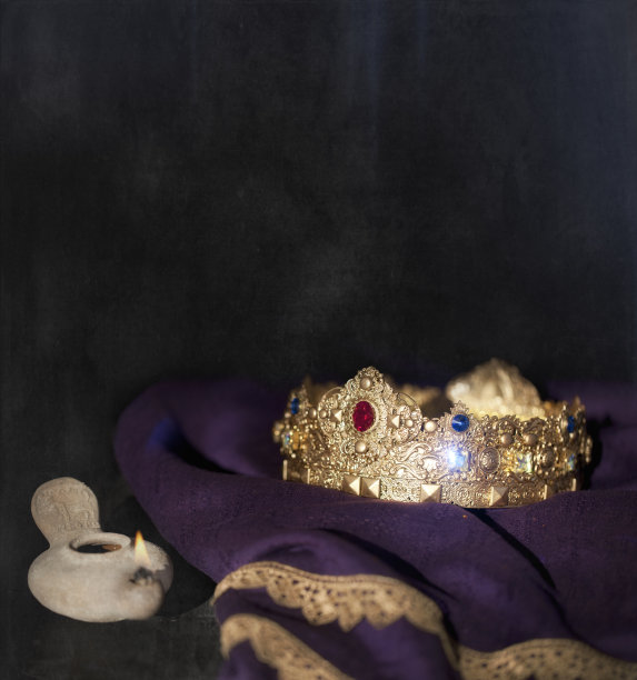 复活节耶稣金国王王冠上的紫色皇家长袍对黑色背景图片下载