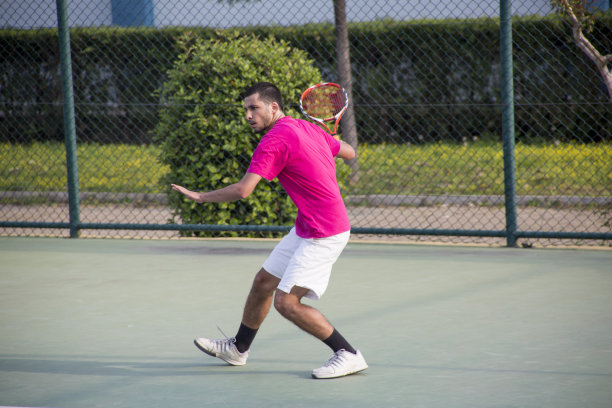 年轻的网球运动员在击球图片下载