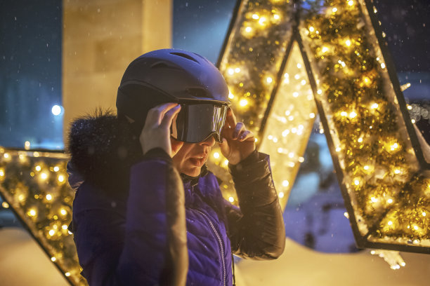 女子在山上度假，边享受边下雪图片下载