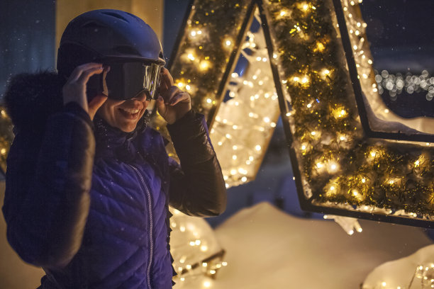 女子在山上度假，边享受边下雪图片下载