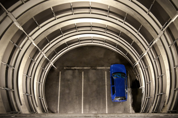 蓝方建筑立体停车场的车图片下载