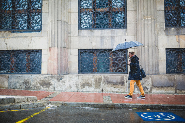 姜商人走在雪地里图片下载