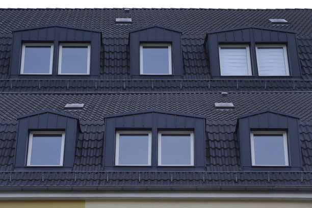 有两排窗户的双坡瓦屋顶。两个建筑片段的组合图像。以传统欧洲住宅建筑为主题的拼贴照片。图片下载