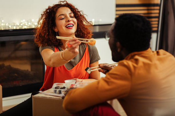 一对年轻的商人在家里浪漫约会图片下载