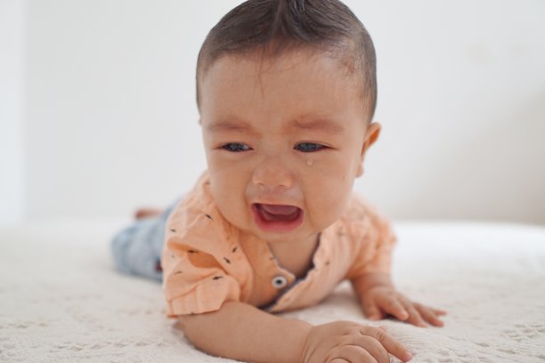 哭泣的婴儿男孩特写照片与白色背景图片下载