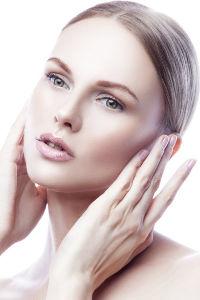 漂亮的时装模特美女画室肖像。双手靠近脸颊，进行美容护理图片下载