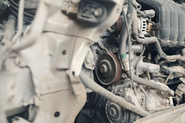 车库里的车损坏了。图片下载