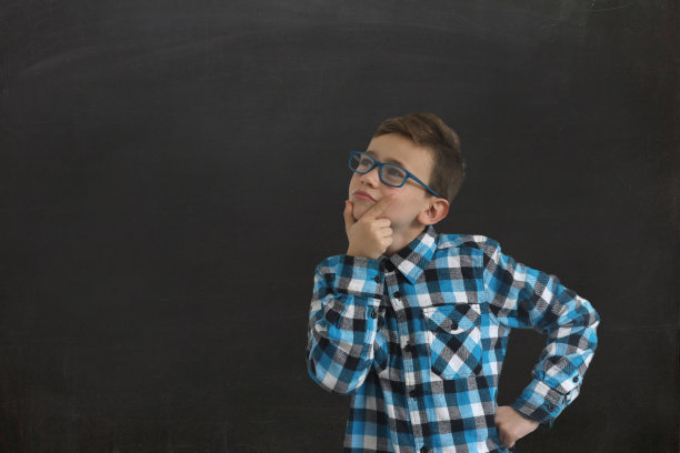 小男孩孩子思考决定选择想法黑板孤立图片下载