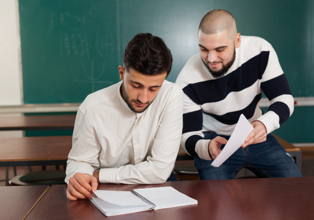 使用笔记本电脑的学生图片下载