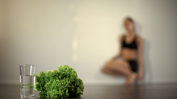 体重过轻的女孩因严重饮食、禁食、饮食失调而晕倒图片下载