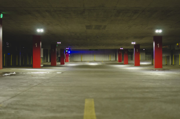 红色的停车场空着图片下载