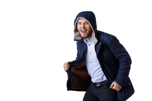 微笑的年轻人在冬天暖和的外套。图片下载