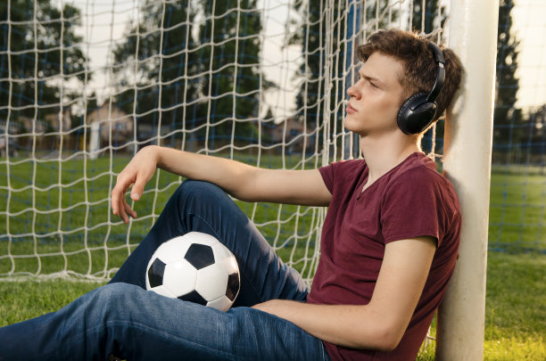 帅气的少年摆姿势与足球图片下载