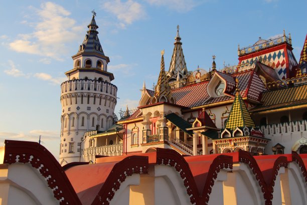 俄罗斯，莫斯科——2017年10月8日:日落时分的伊兹梅洛沃克里姆林宫。图片下载