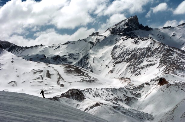 白雪覆盖的木柴图片下载