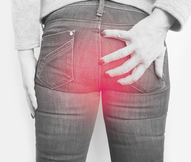 穿牛仔裤的女孩得了痔疮图片下载