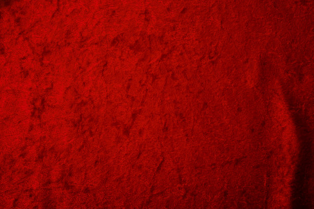 抽象的背景和豪华布料概念与红色天鹅绒织物，大多拉伸，但有一对夫妇的折叠或折痕与大量的copyspace文本图片下载