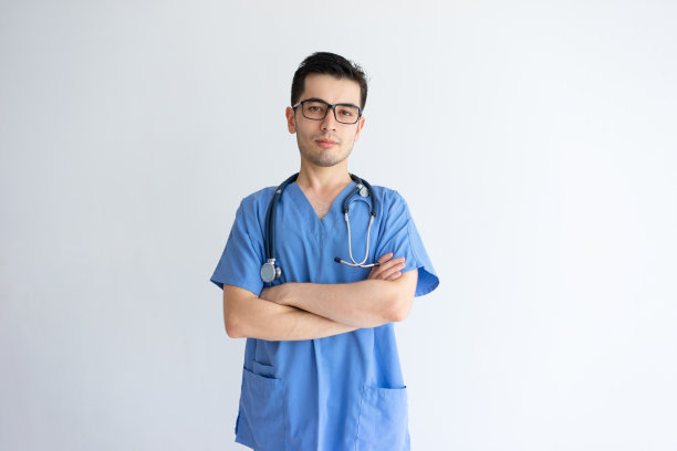 自信的年轻男医生看着镜头图片下载