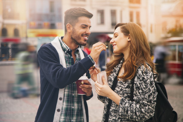 伊斯坦布尔一对品尝栗子的夫妇。图片下载