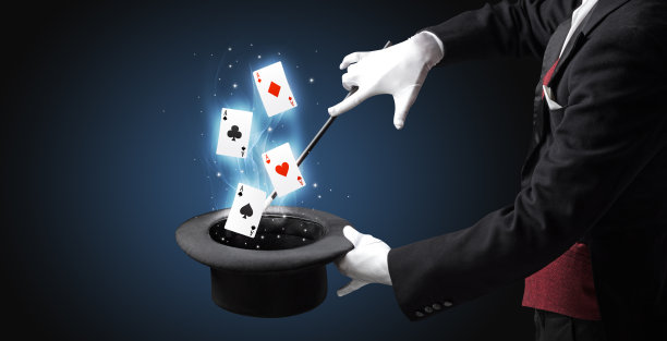 魔术师使魔术与魔杖和扑克牌图片下载