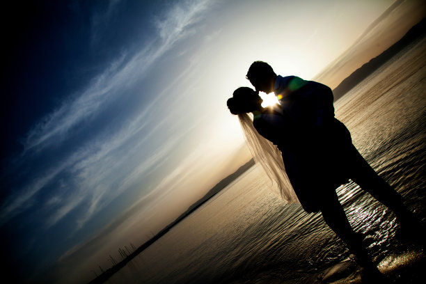 婚礼的夫妇。新娘和新郎在一起。图片下载