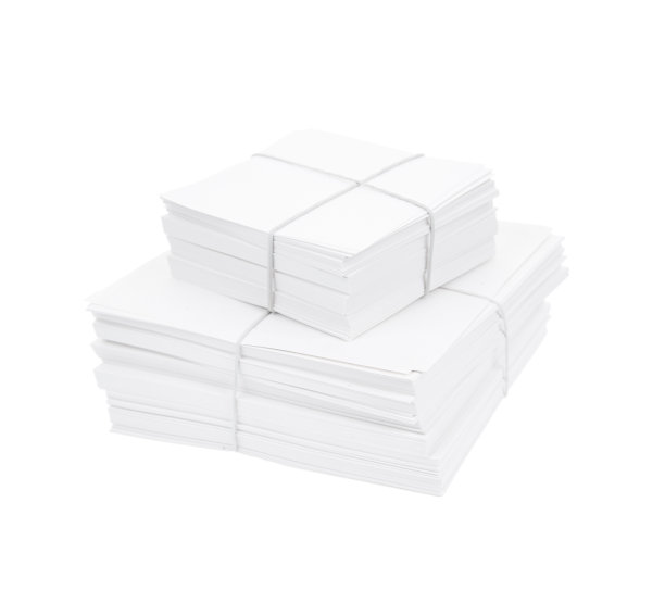 在白色背景上孤立的一堆纸。图片下载