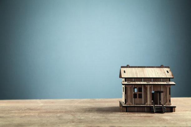 木房子放在木桌子上。图片下载