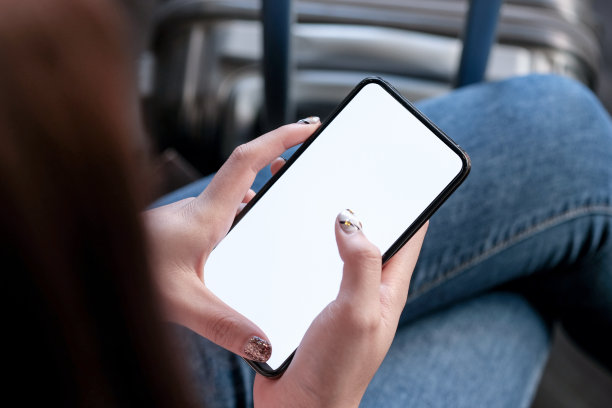 年轻美丽的女性旅行者使用智能手机。图片下载