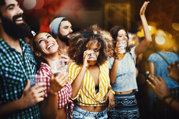 音乐和冰啤酒是完美的搭配。图片下载