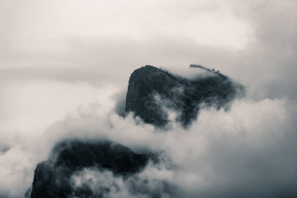 约塞米蒂国家公园，迷雾笼罩的大教堂岩石图片下载