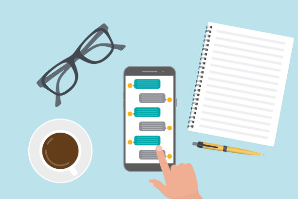 手持智能手机与移动聊天信息。咖啡、笔记本、钢笔和杯子放在桌子上图片下载