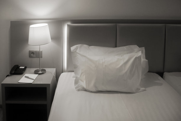 床头板和卧室白色枕头的细节。图片下载
