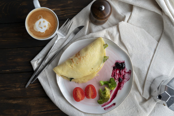 鸡蛋煎饼和蔬菜沙拉图片下载