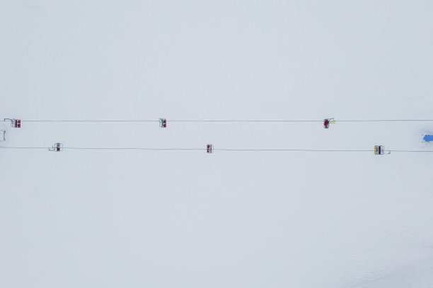 冬季喀尔巴阡山脉缆车鸟瞰图图片下载