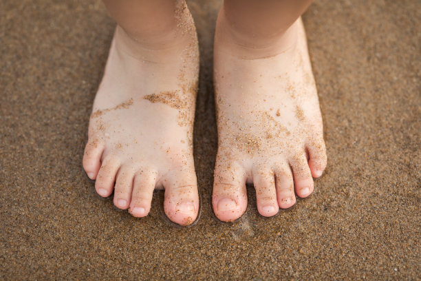 海滩上的婴儿脚特写图片下载