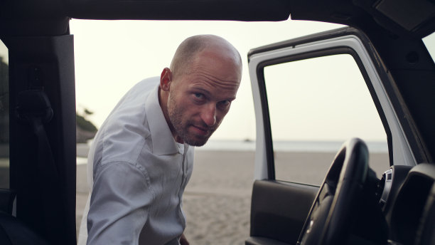 商人离开SUV。逃避异国风景图片下载