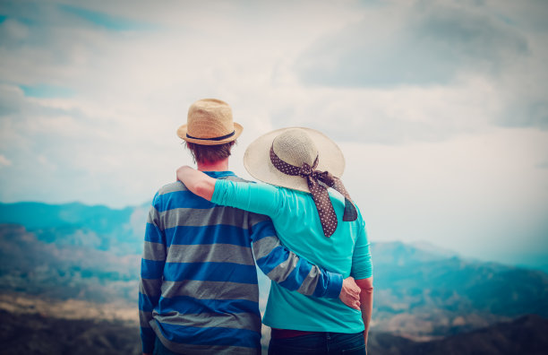 快乐的小两口去山里旅游，去欧洲大自然旅游图片下载