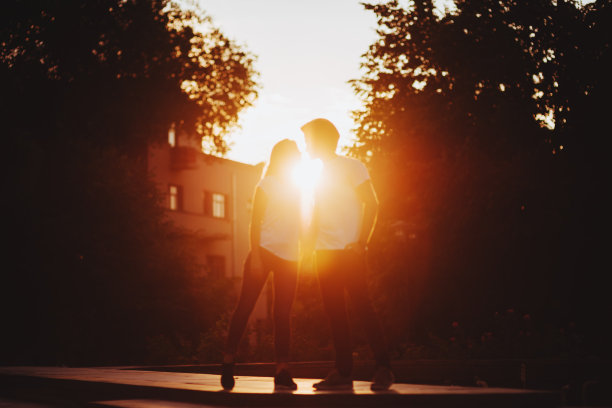 相爱的情侣在享受日落时刻图片下载