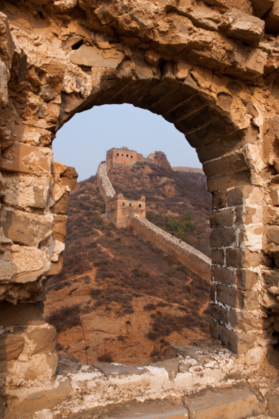 从破旧的瞭望塔废墟上看到的长城，司马台，中国北京图片下载