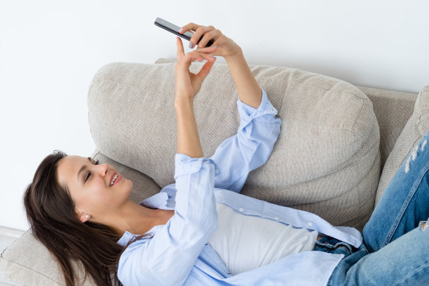 少女自拍手机悠闲闲闲图片下载