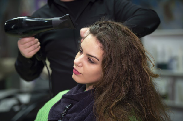 年轻女子在美发厅晒头发图片下载