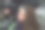 年轻女子在美发厅晒头发图片下载