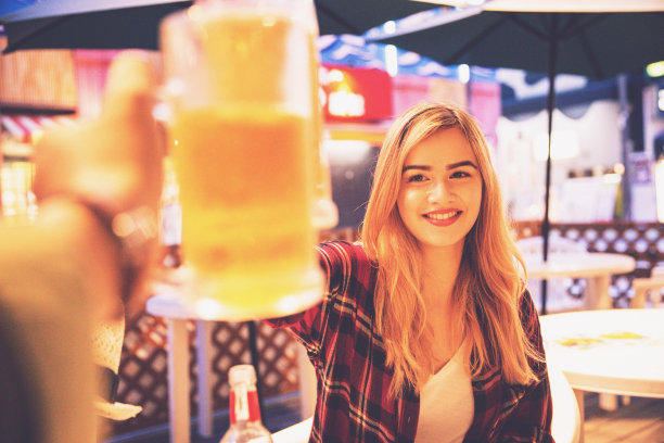 美丽的女孩与朋友庆祝她的日本之行图片下载